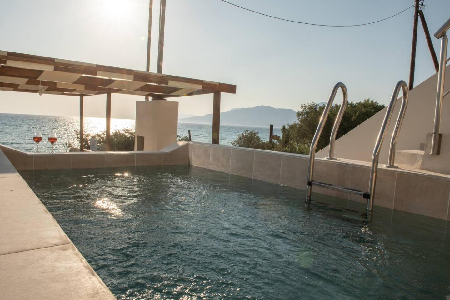Stella & Eleni Suite With Shared Pool & Open View Kalamaki  Dış mekan fotoğraf